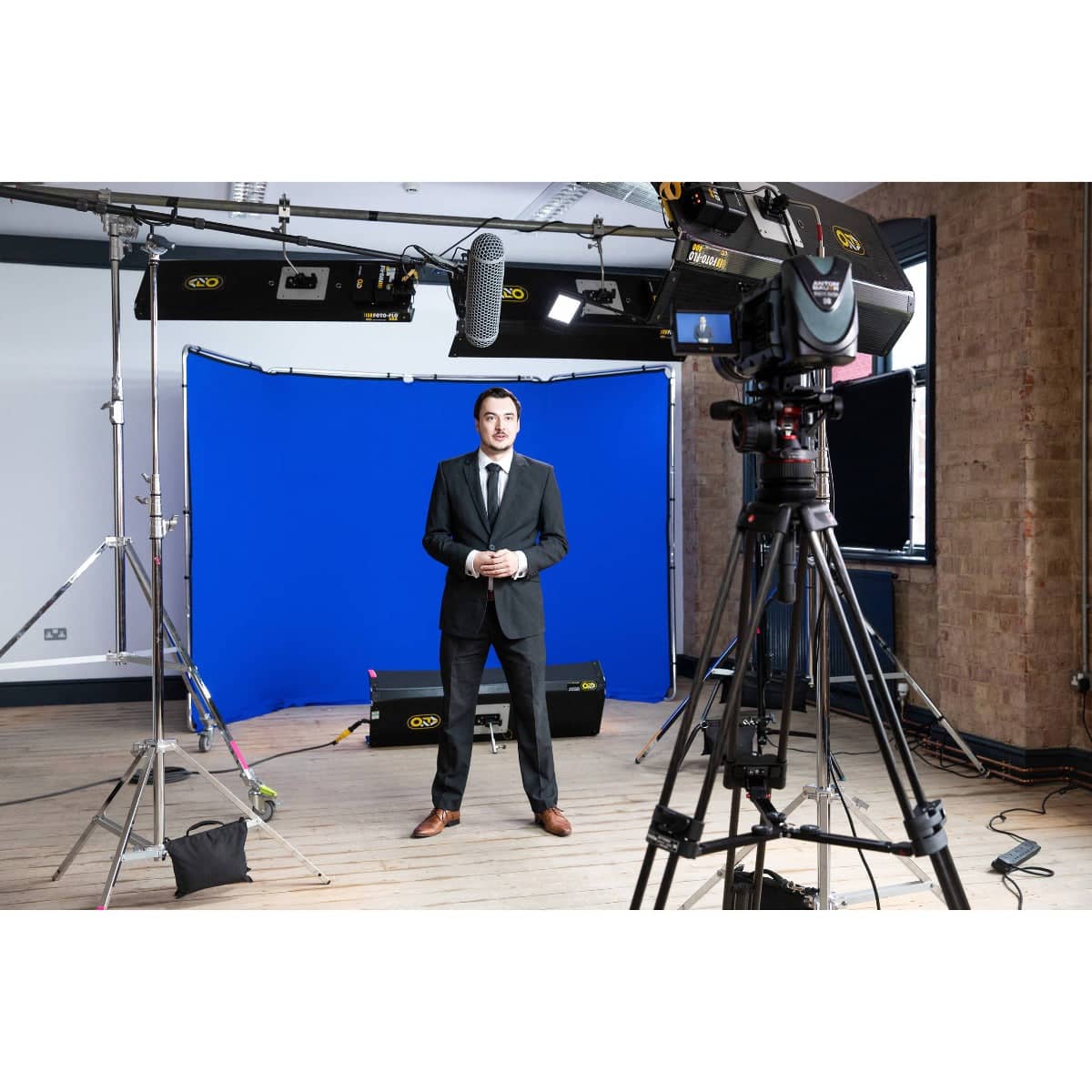 Lastolite Panoramic Background Kit (13', Chroma Key Blue) - Image 3