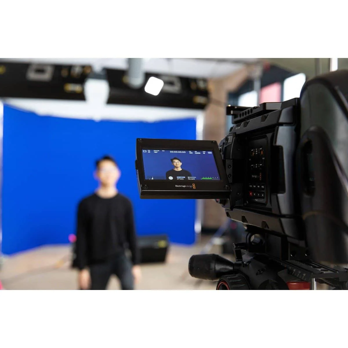Lastolite Panoramic Background Kit (13', Chroma Key Blue) - Image 5