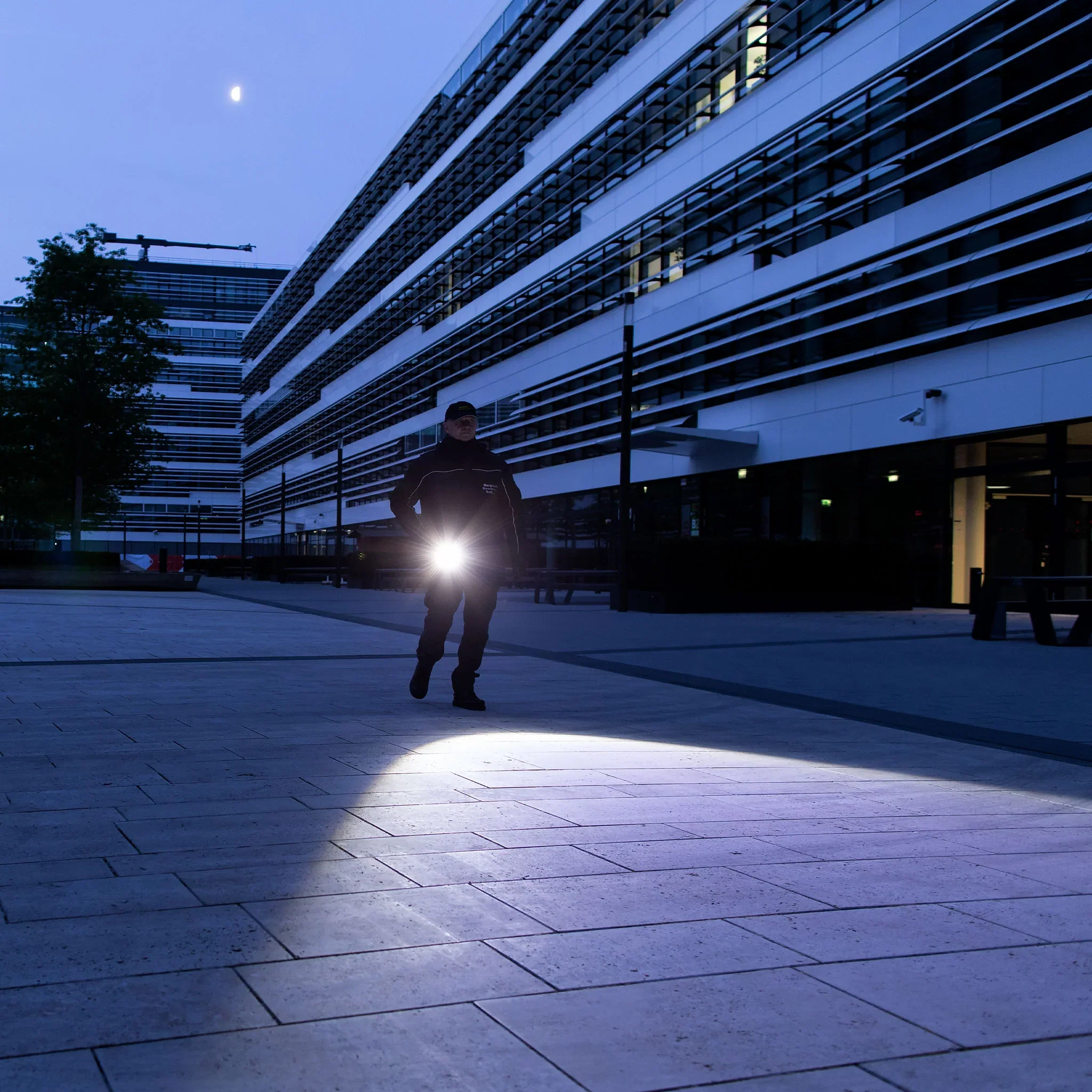 LEDLENSER X21R Rechargeable LED Searchlight - Image 5